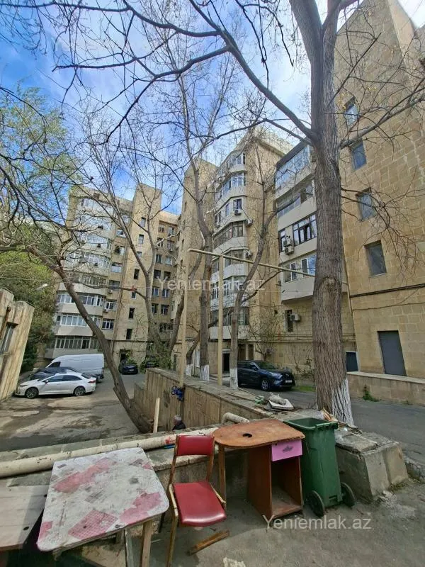 Satılır 4 otaqlı köhnə tikili 120 m²