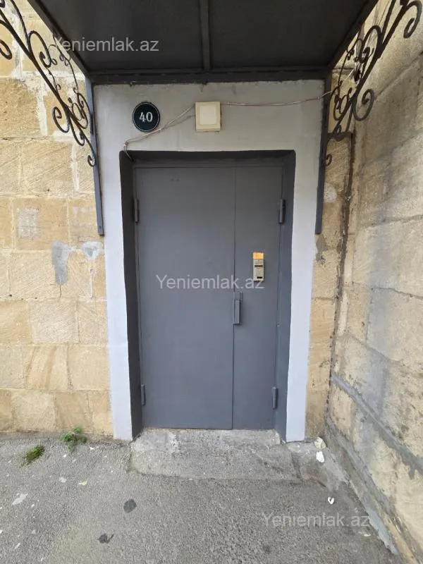 Satılır 4 otaqlı köhnə tikili 120 m²