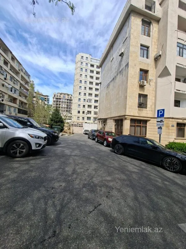 Satılır 4 otaqlı köhnə tikili 120 m²