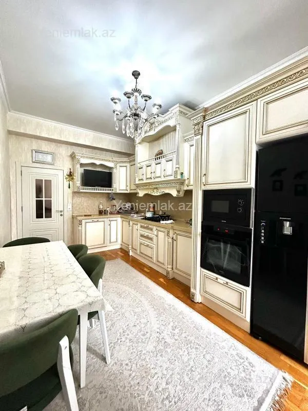 Satılır 4 otaqlı yeni tikili 160 m²