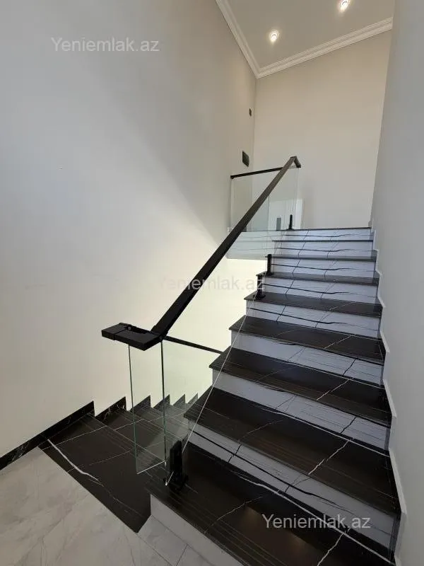 Satılır 5 otaqlı həyət evi 180 m²