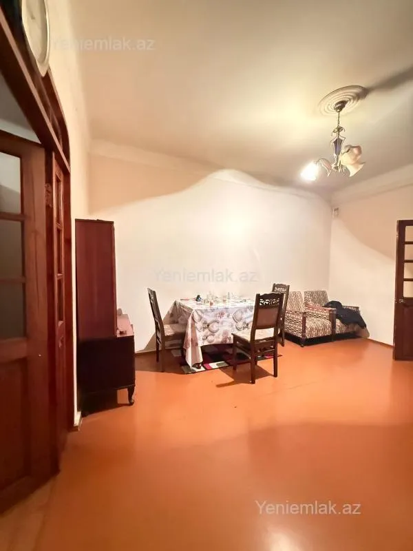 Satılır 2 otaqlı köhnə tikili 68 m²