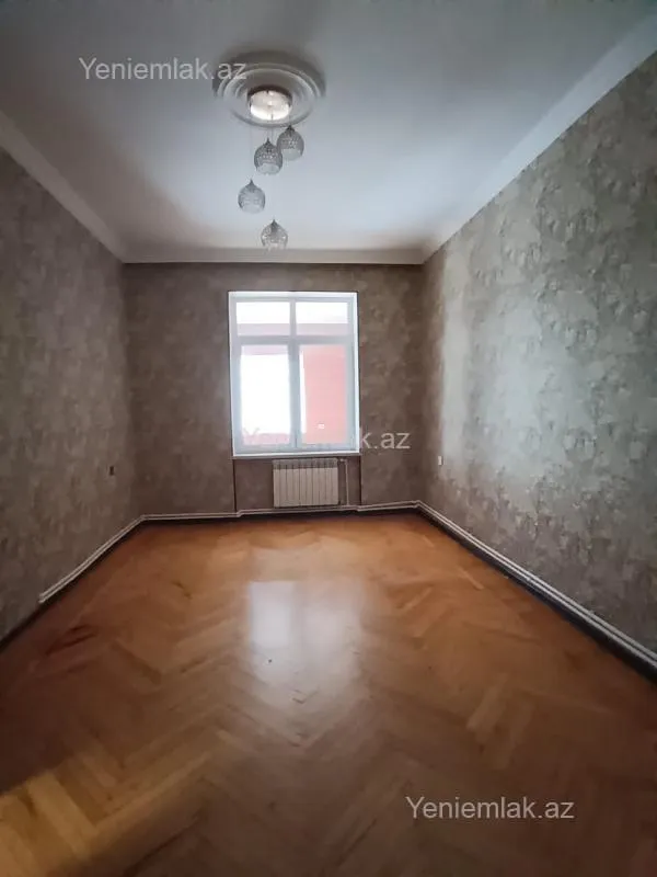 Satılır 3 otaqlı köhnə tikili 100 m²