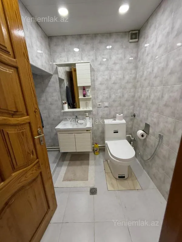 Satılır 4 otaqlı köhnə tikili 250 m²