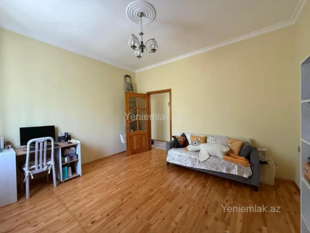 Satılır 4 otaqlı köhnə tikili 250 m²