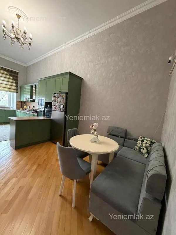 Satılır 4 otaqlı köhnə tikili 250 m²