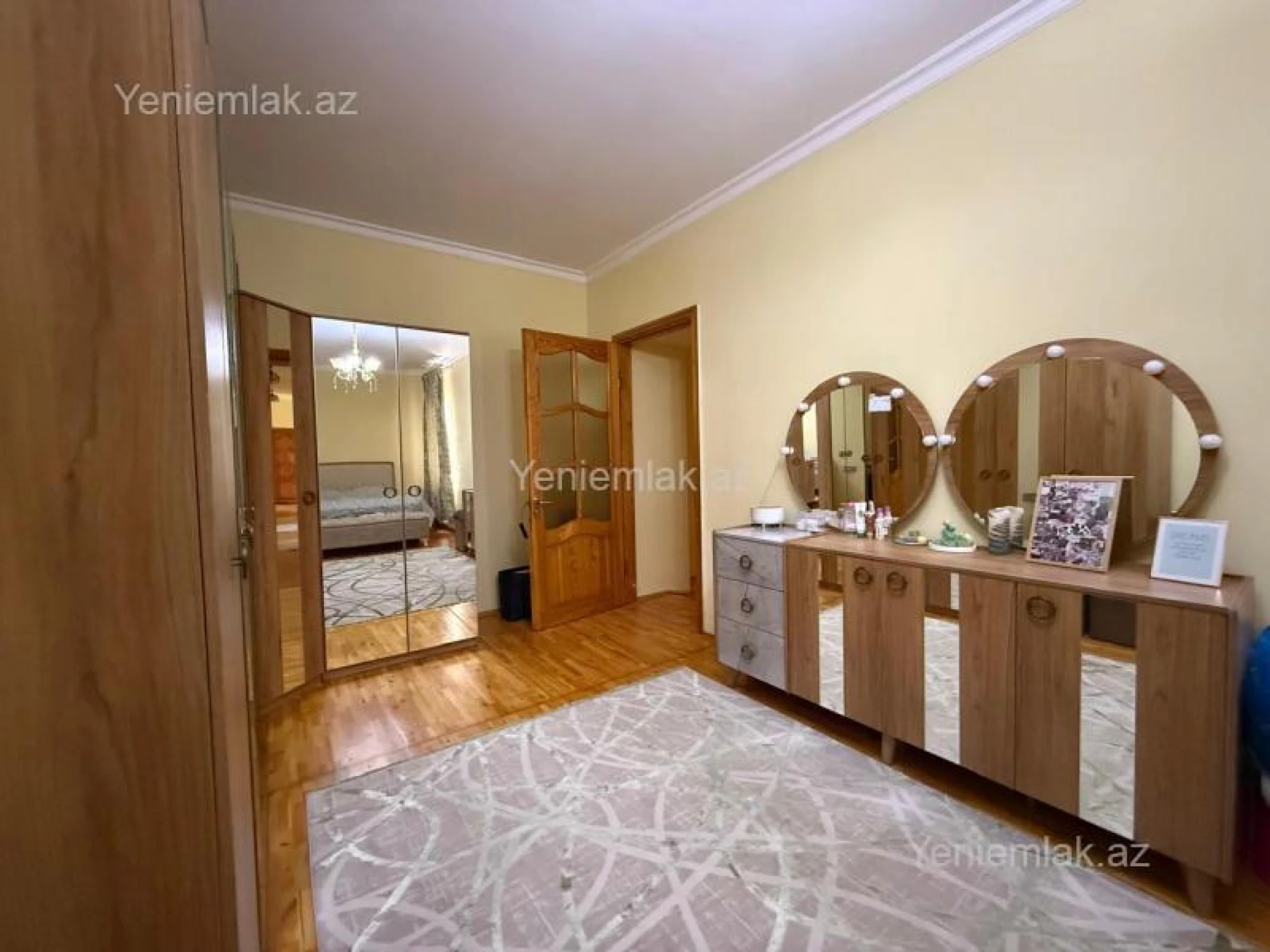 Satılır 4 otaqlı köhnə tikili 250 m²