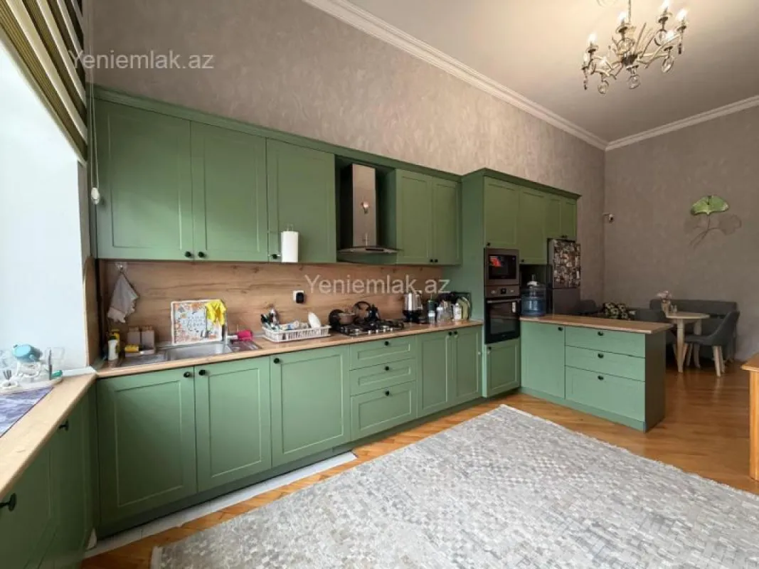 Satılır 4 otaqlı köhnə tikili 250 m²