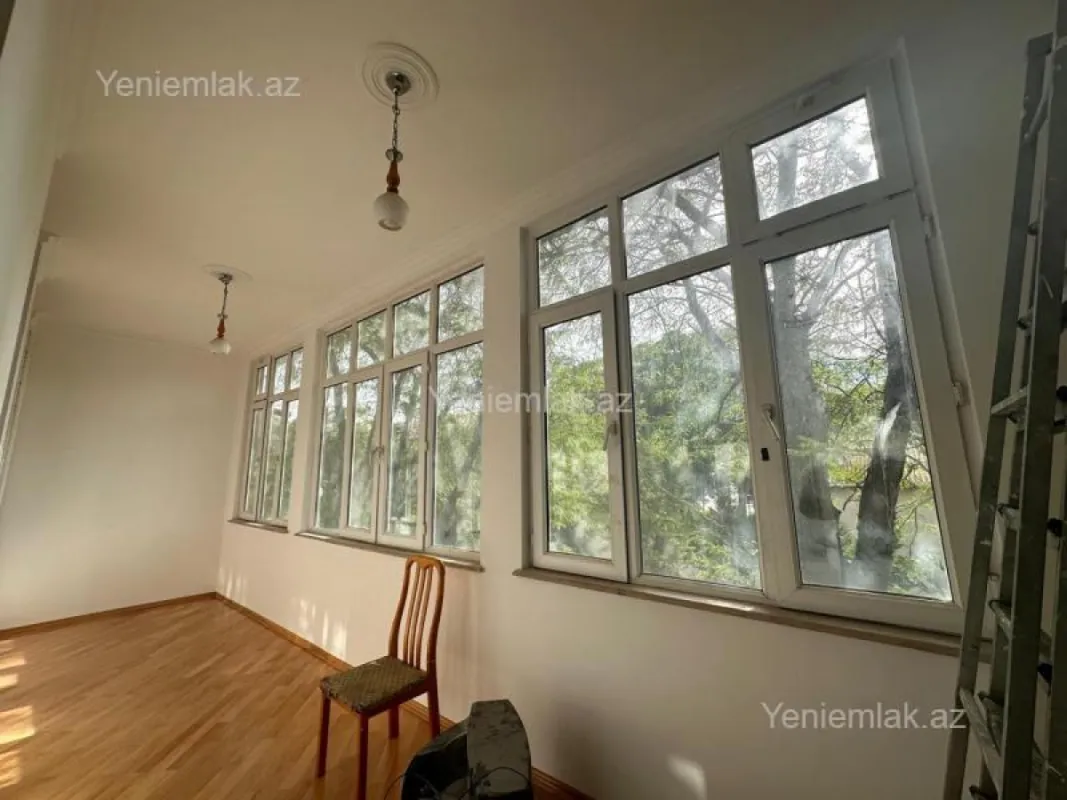 Satılır 4 otaqlı köhnə tikili 250 m²