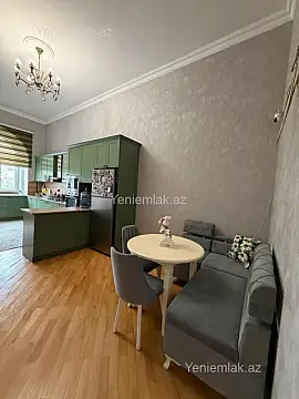 Satılır 4 otaqlı köhnə tikili 250 m²