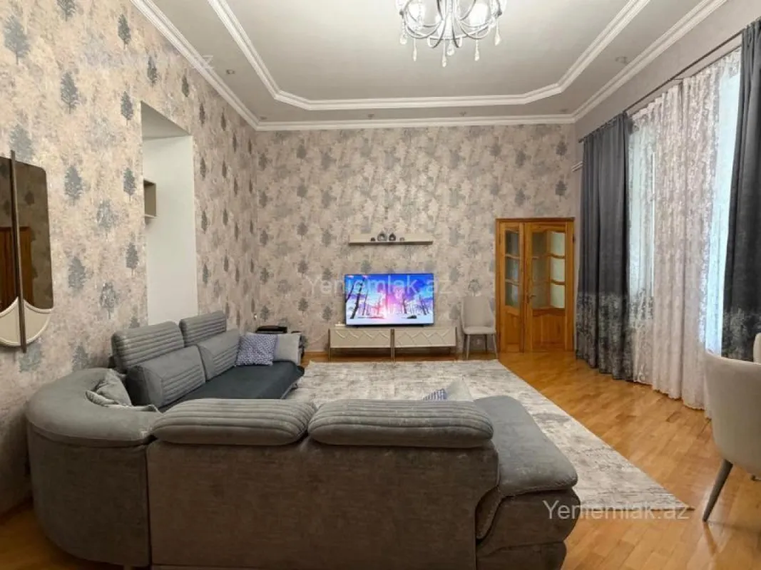 Satılır 4 otaqlı köhnə tikili 250 m²