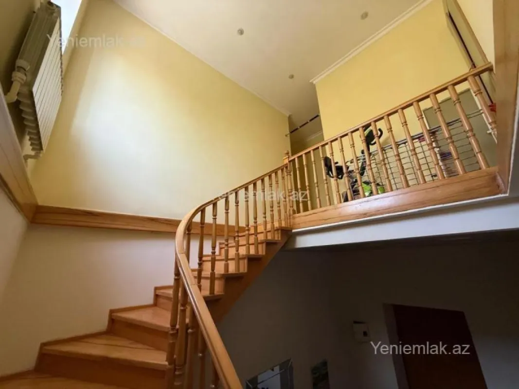 Satılır 4 otaqlı köhnə tikili 250 m²