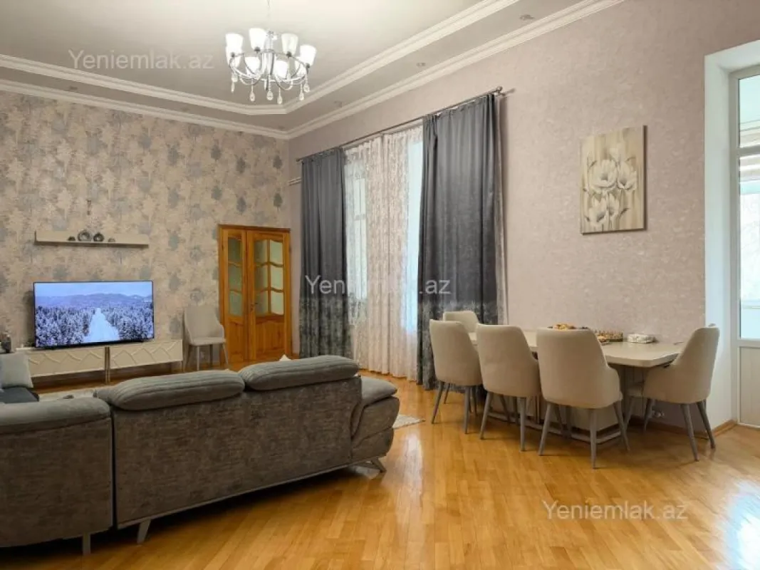 Satılır 4 otaqlı köhnə tikili 250 m²