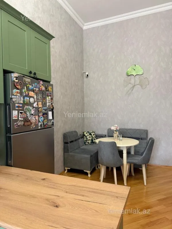 Satılır 4 otaqlı köhnə tikili 250 m²