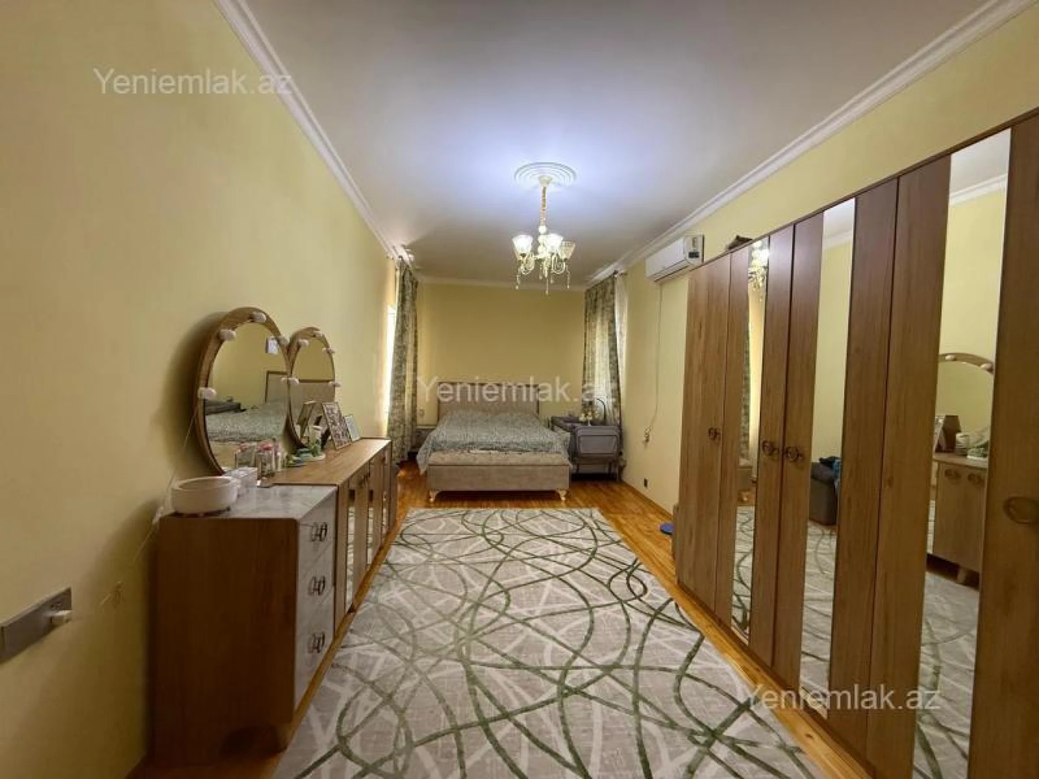 Satılır 4 otaqlı köhnə tikili 250 m²