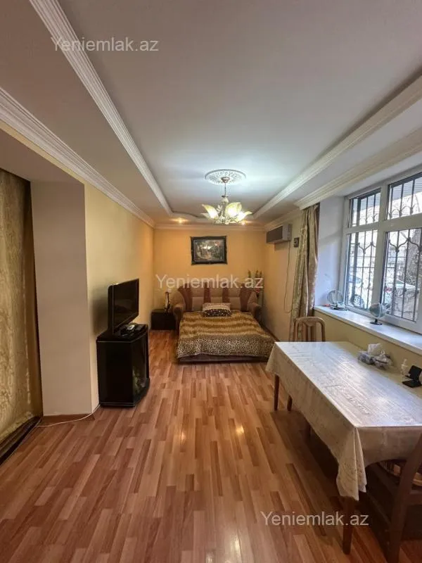 Satılır 6 otaqlı köhnə tikili 150 m²