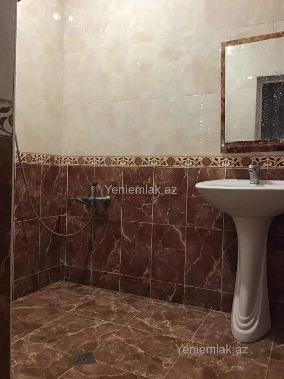 Satılır 7 otaqlı həyət evi 180 m²