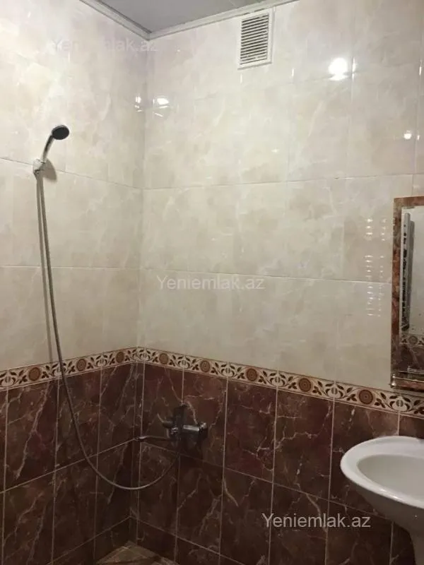 Satılır 7 otaqlı həyət evi 180 m²