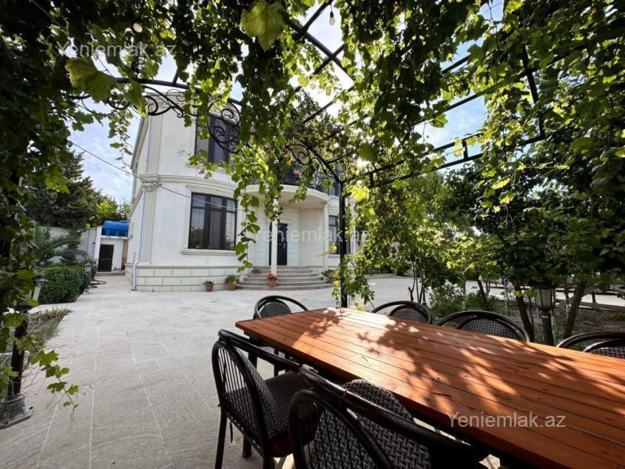 Satılır 5 otaqlı həyət evi 250 m²