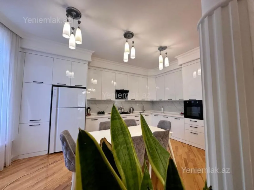 Satılır 5 otaqlı həyət evi 250 m²