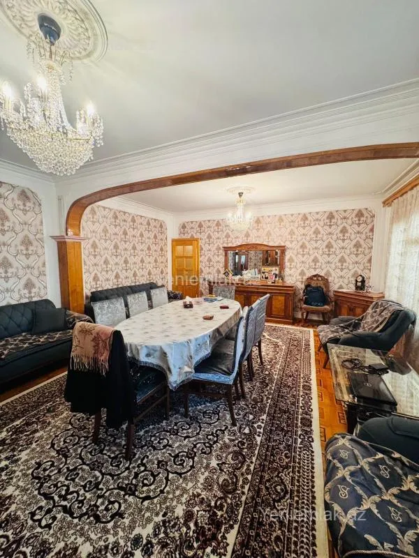 Satılır 5 otaqlı köhnə tikili 150 m²
