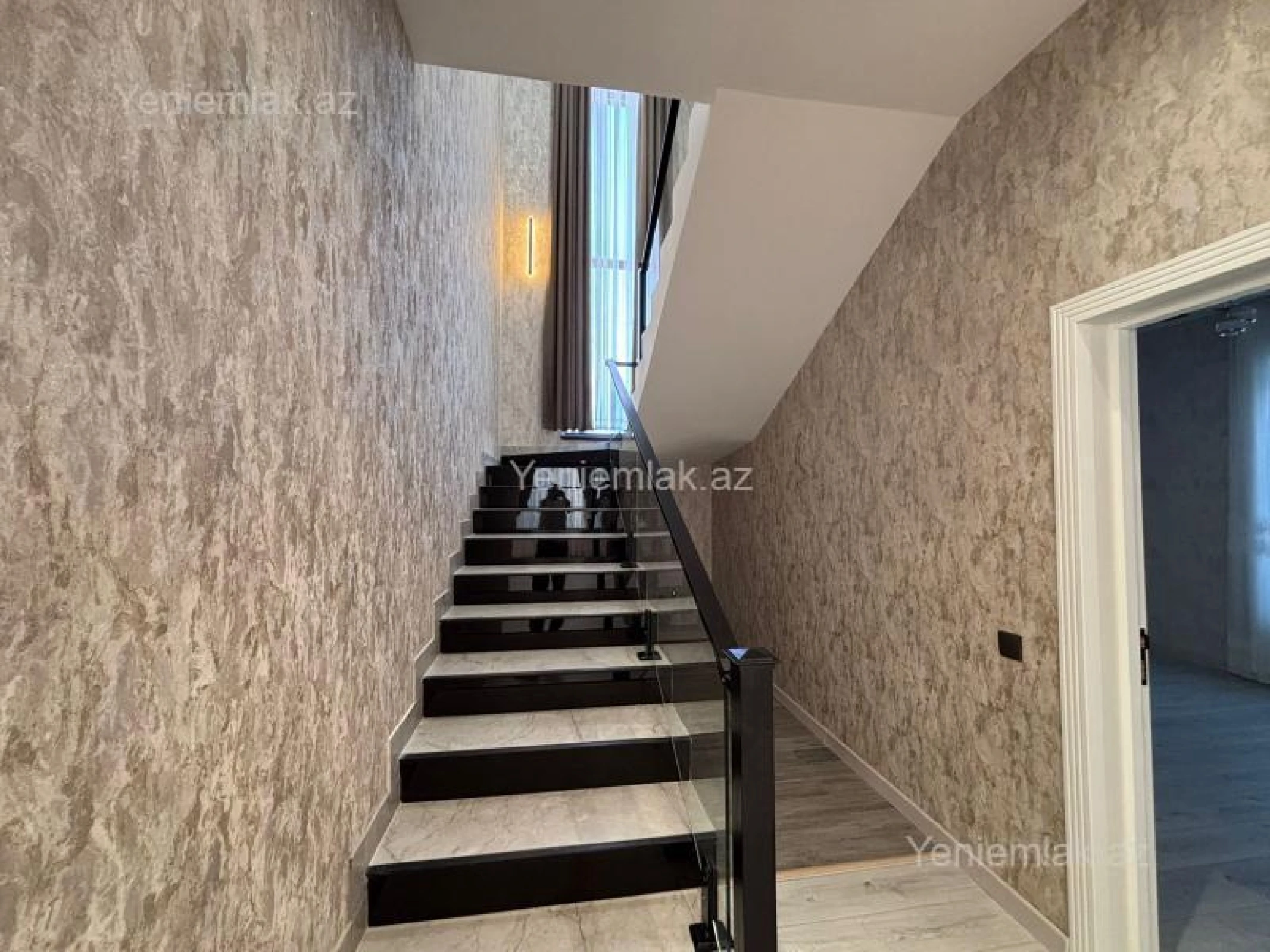 Satılır 6 otaqlı həyət evi 270 m²