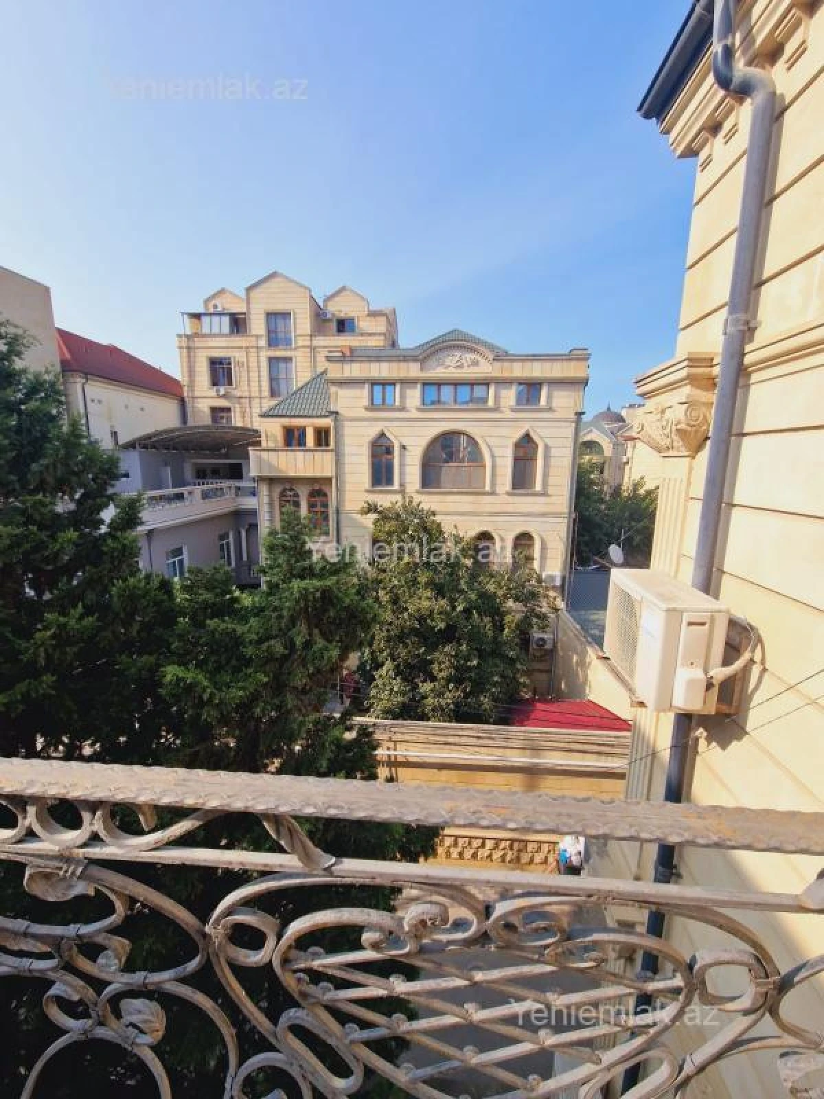 Satılır 8 otaqlı həyət evi 500 m²