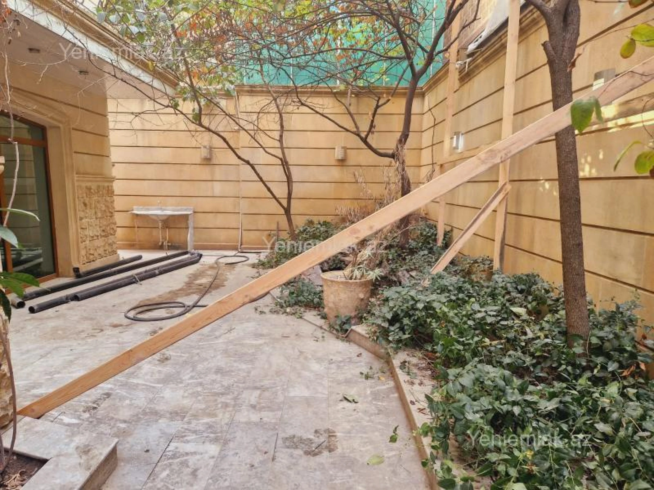 Satılır 8 otaqlı həyət evi 500 m²