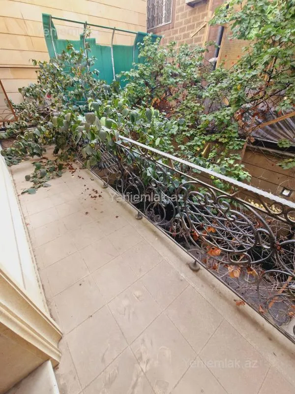 Satılır 8 otaqlı həyət evi 500 m²