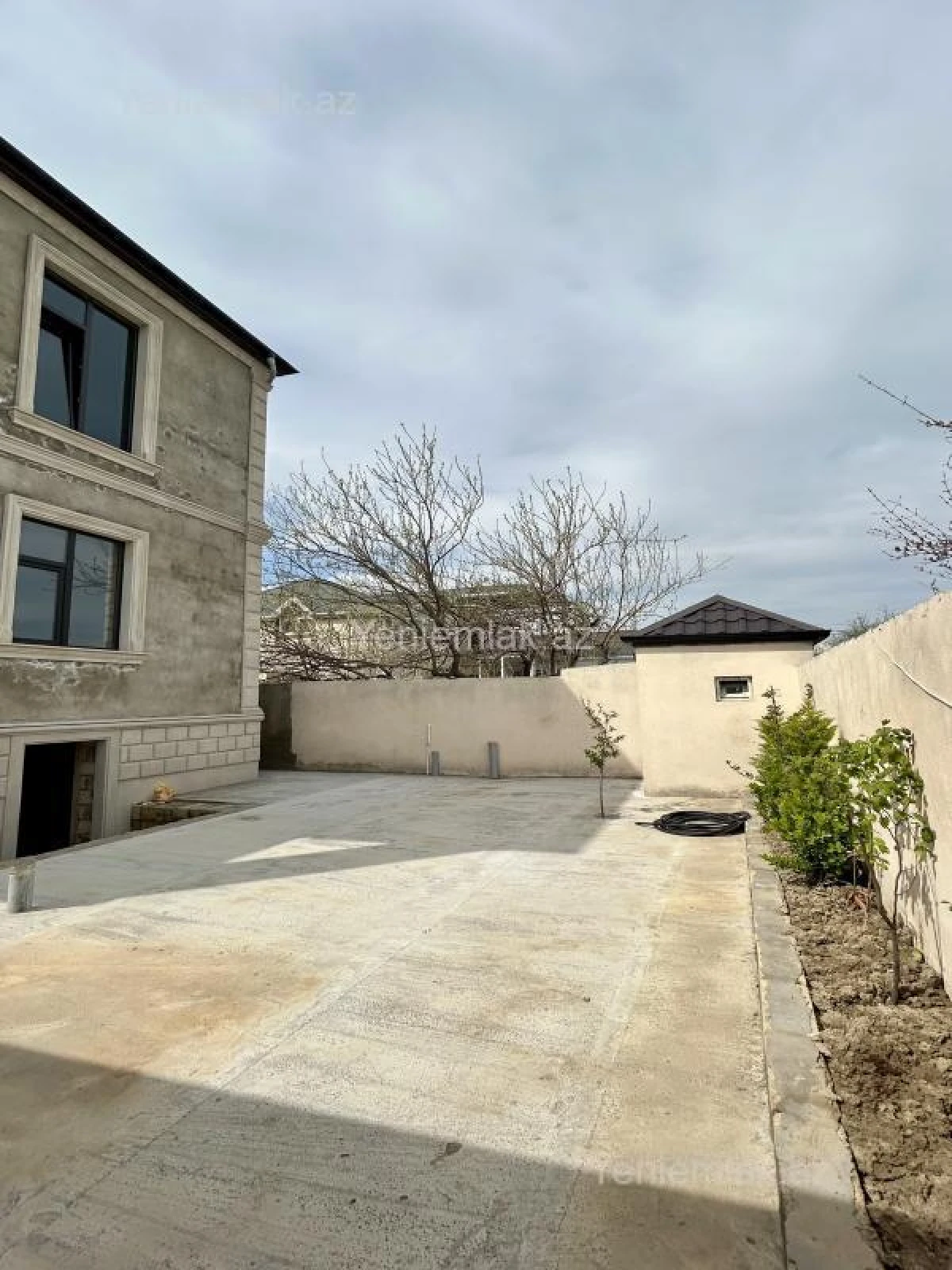 Satılır 5 otaqlı həyət evi 220 m²