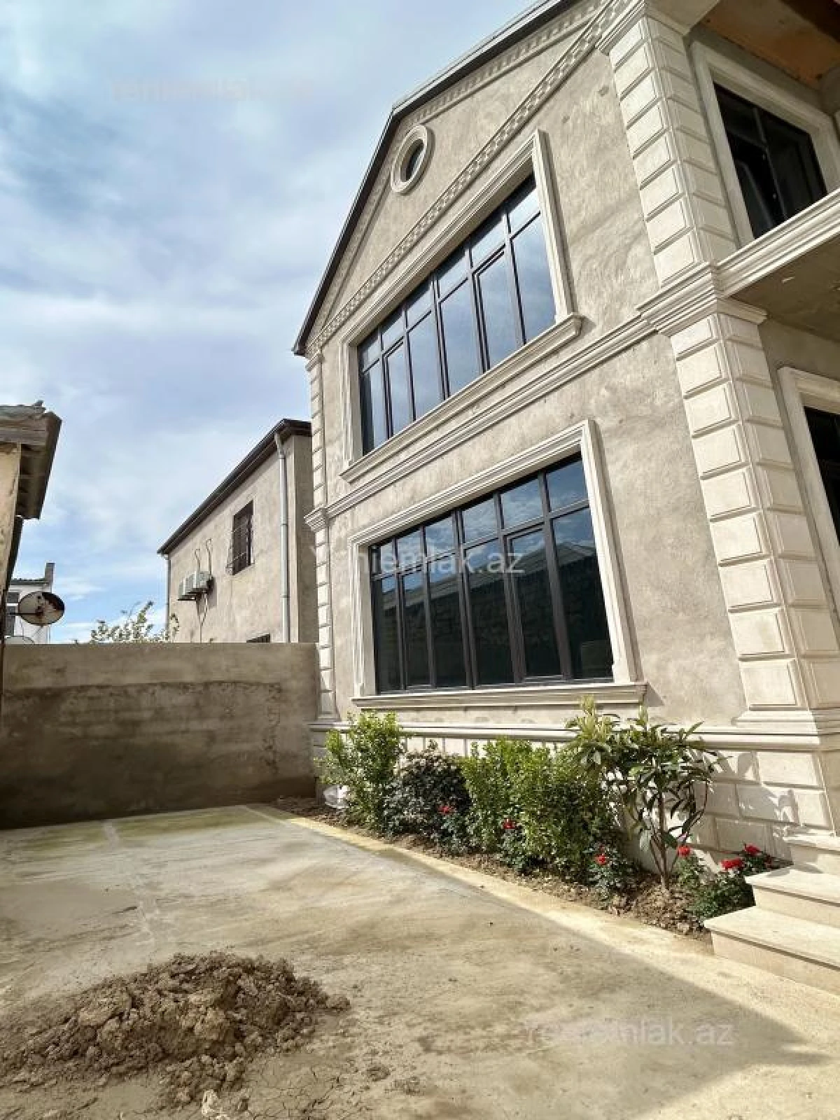 Satılır 5 otaqlı həyət evi 220 m²