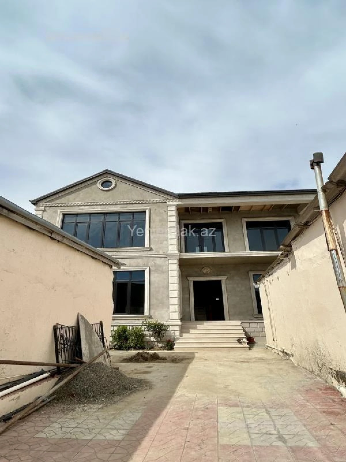 Satılır 5 otaqlı həyət evi 220 m²