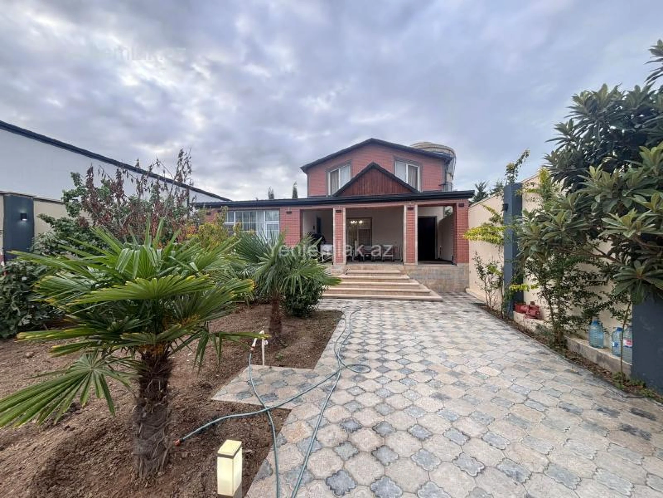 Satılır 6 otaqlı həyət evi 220 m²