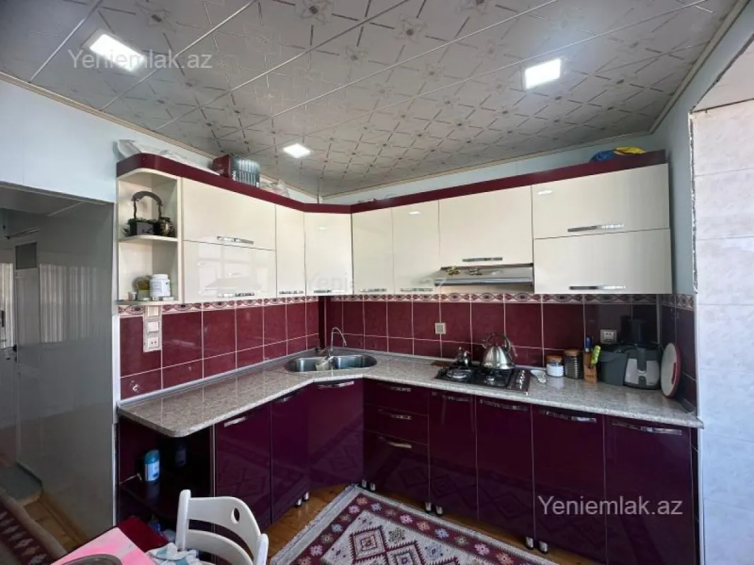 Satılır 3 otaqlı köhnə tikili 120 m²