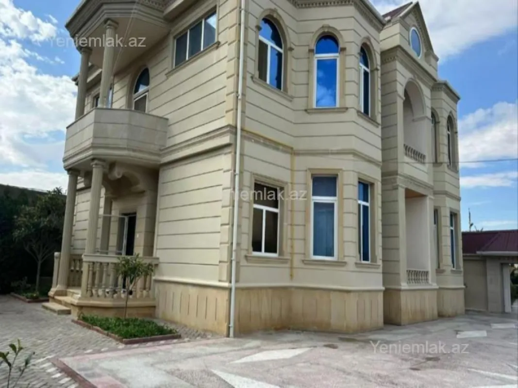 Satılır 8 otaqlı həyət evi 240 m²