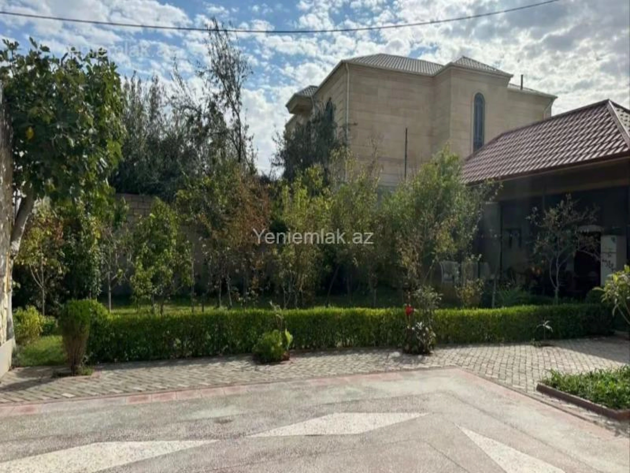 Satılır 8 otaqlı həyət evi 240 m²