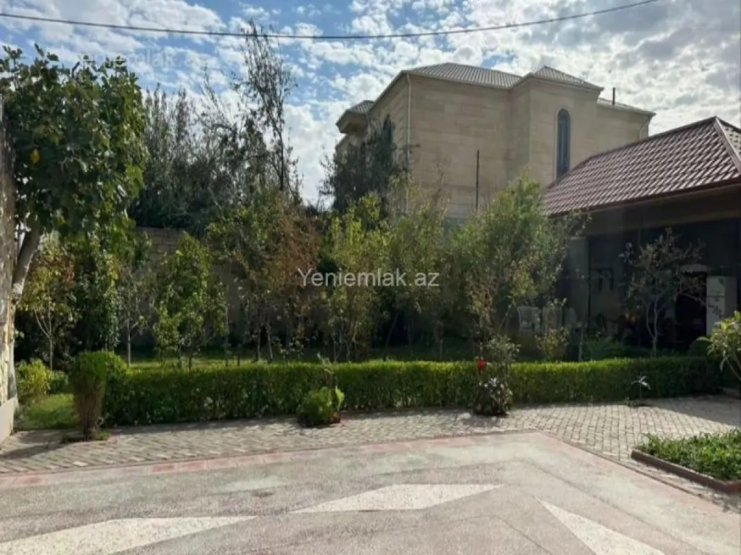 Satılır 8 otaqlı həyət evi 240 m²