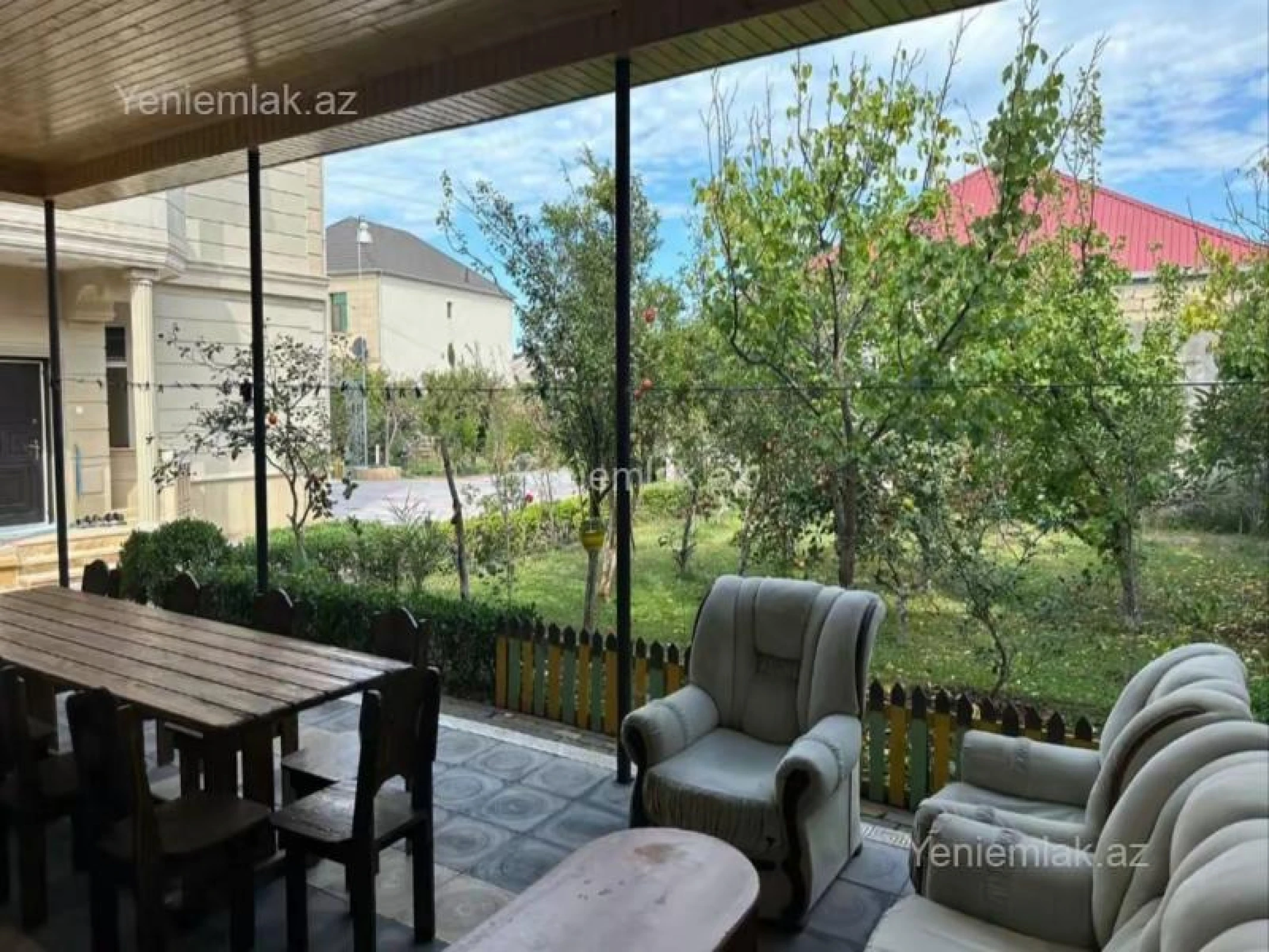 Satılır 8 otaqlı həyət evi 240 m²
