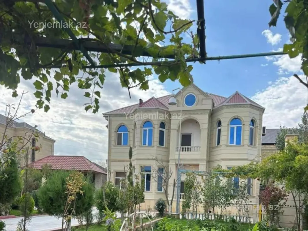 Satılır 8 otaqlı həyət evi 240 m²
