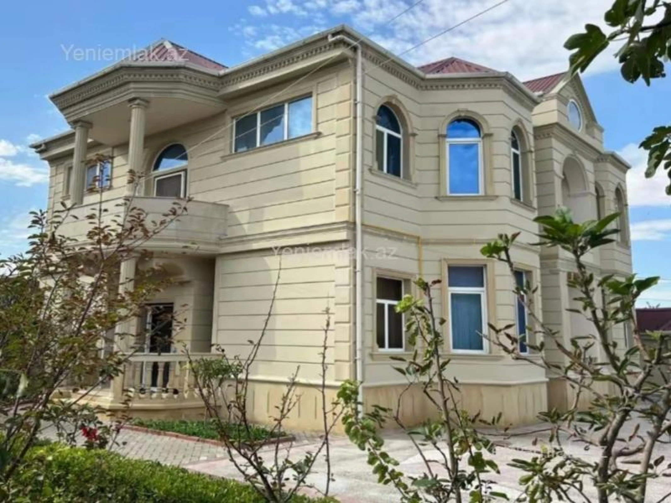 Satılır 8 otaqlı həyət evi 240 m²