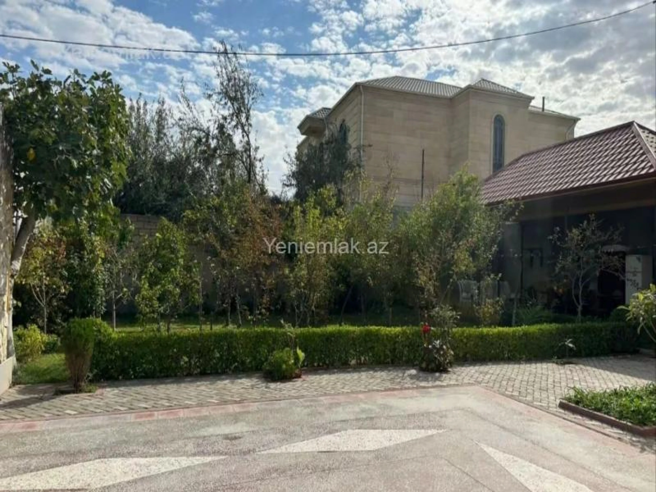 Satılır 8 otaqlı həyət evi 240 m²
