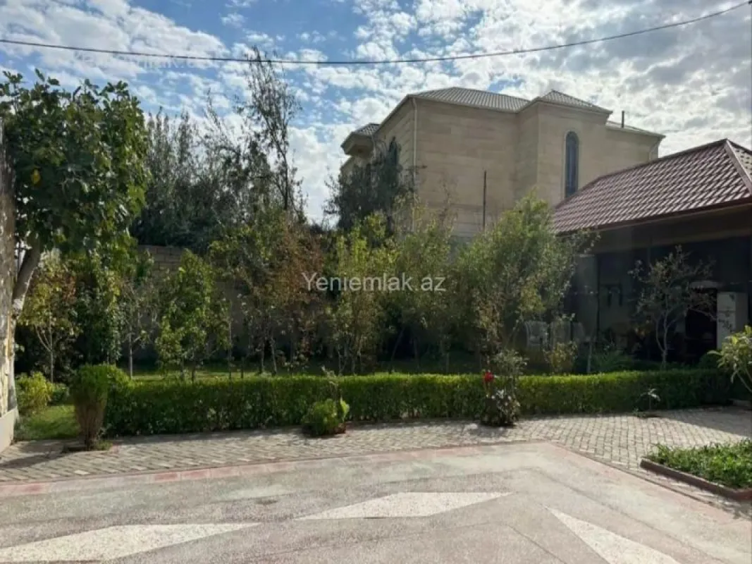Satılır 8 otaqlı həyət evi 240 m²