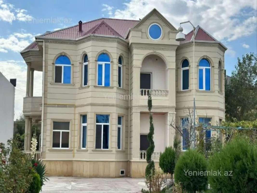 Satılır 8 otaqlı həyət evi 240 m²