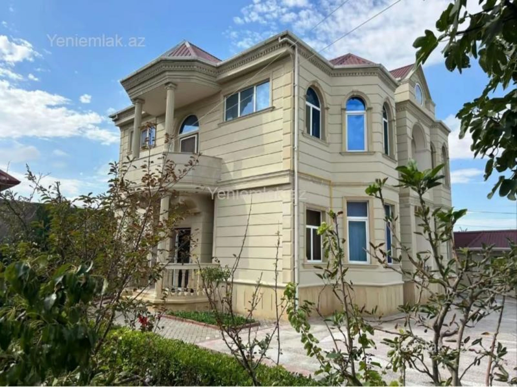 Satılır 8 otaqlı həyət evi 240 m²