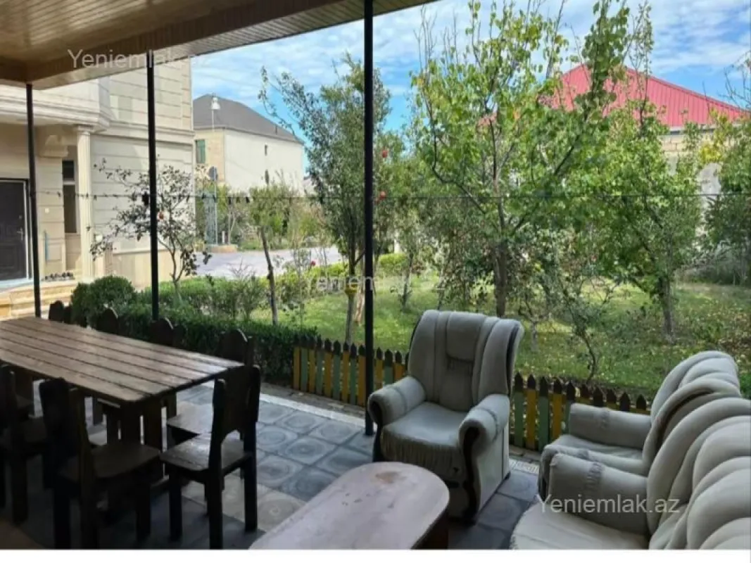 Satılır 8 otaqlı həyət evi 240 m²