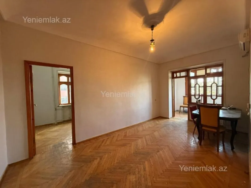 Satılır 2 otaqlı köhnə tikili 55 m²