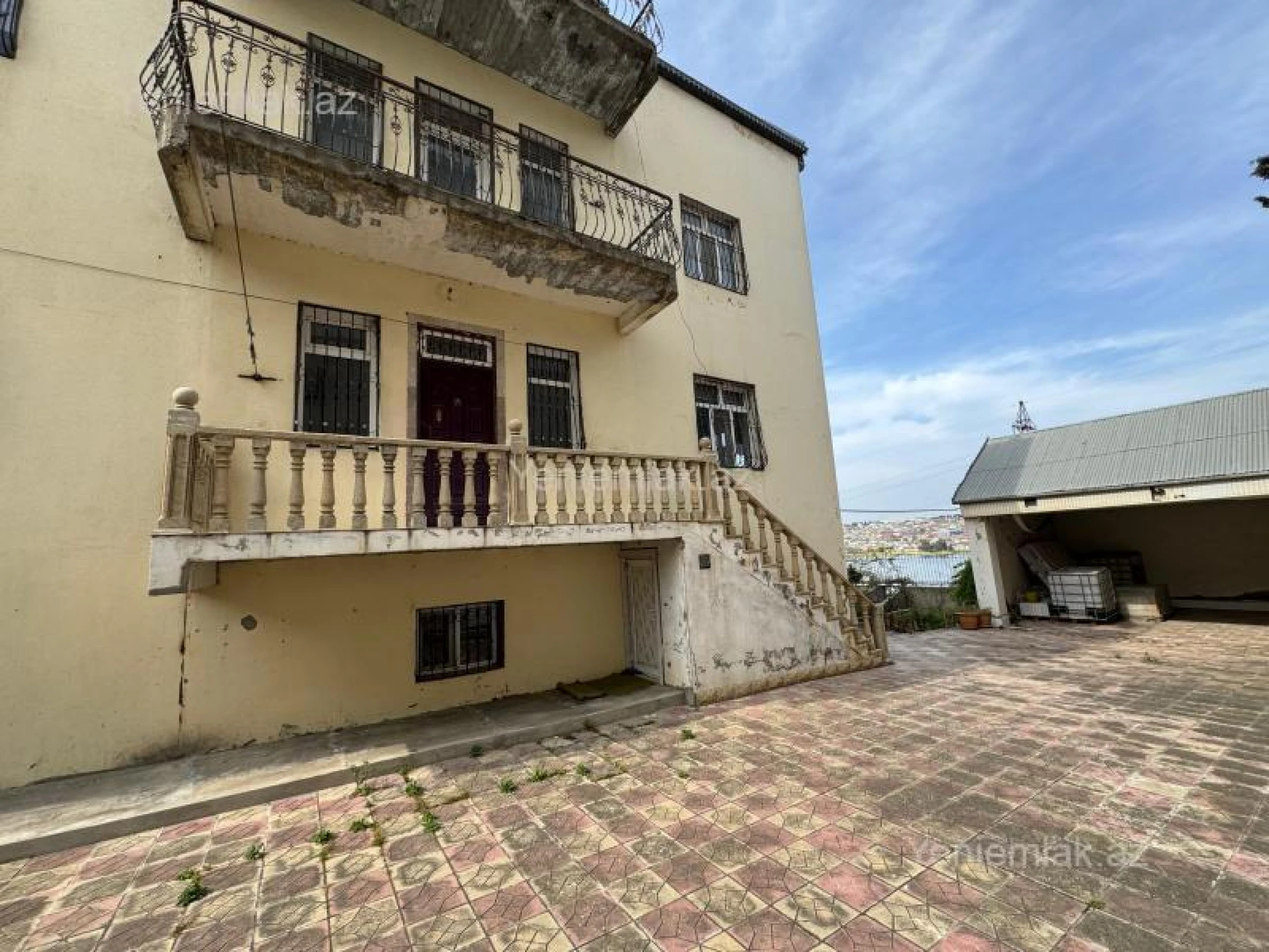 Satılır 8 otaqlı həyət evi 450 m²