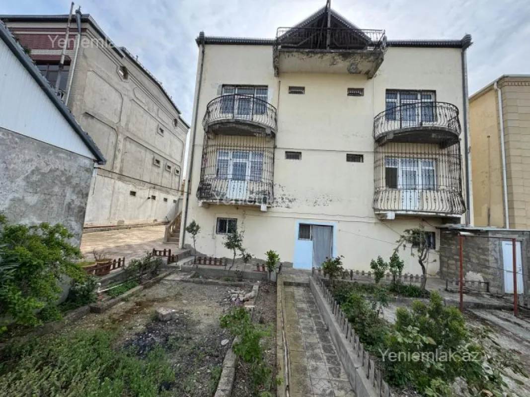 Satılır 8 otaqlı həyət evi 450 m²