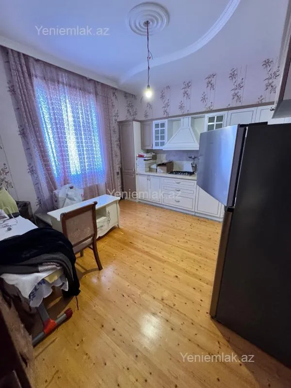 Satılır 6 otaqlı həyət evi 220 m²
