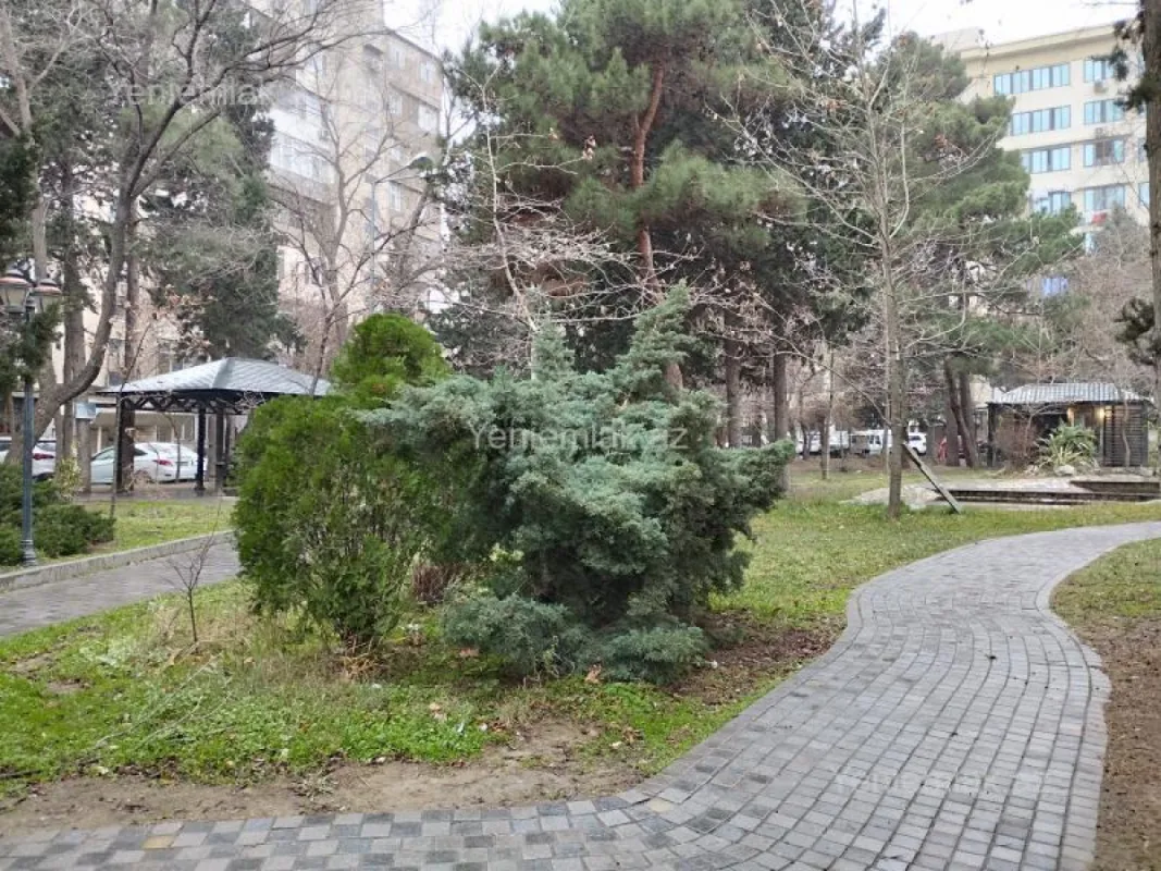 Satılır 4 otaqlı köhnə tikili 110 m²